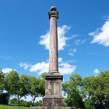 Colonne érigée en souvenir de la première rencontre de Louis XV et Marie Leczinska le 4 septembre 1725