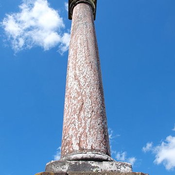 Colonne érigée en souvenir de la première rencontre de Louis XV et Marie Leczinska le 4 septembre 1725