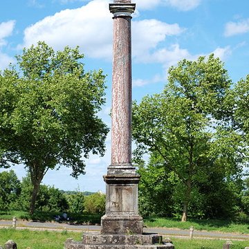 Colonne érigée en souvenir de la première rencontre de Louis XV et Marie Leczinska le 4 septembre 1725