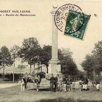 Colonne érigée en souvenir de la première rencontre de Louis XV et Marie Leczinska le 4 septembre 1725