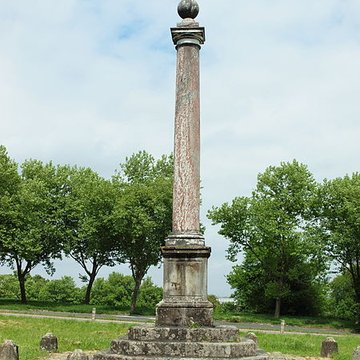 Colonne érigée en souvenir de la première rencontre de Louis XV et Marie Leczinska le 4 septembre 1725