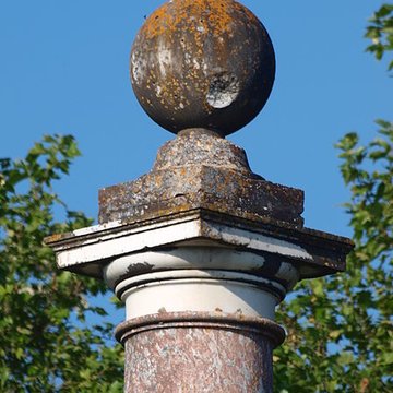 Colonne érigée en souvenir de la première rencontre de Louis XV et Marie Leczinska le 4 septembre 1725