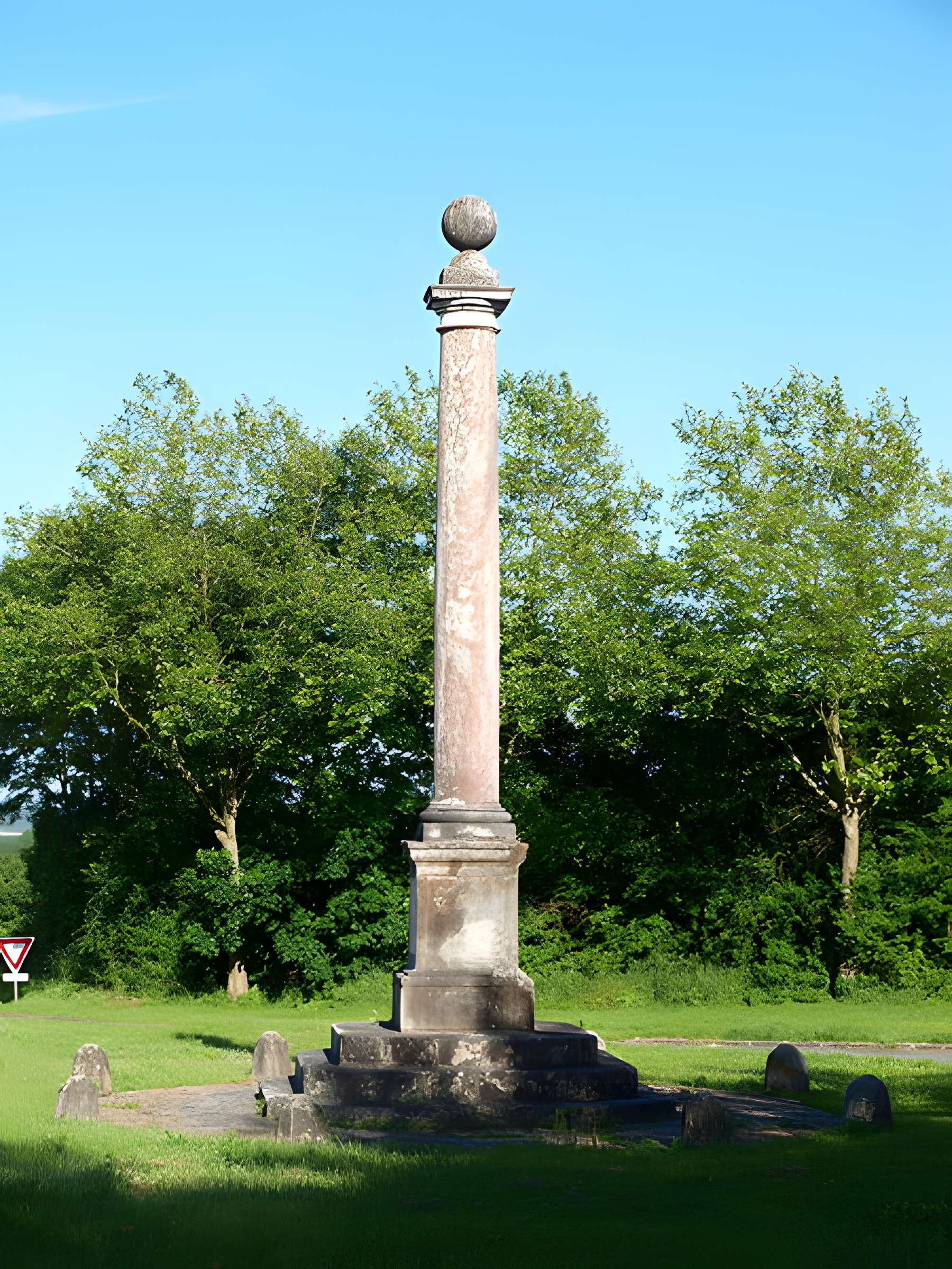 Colonne érigée en souvenir de la première rencontre de Louis XV et Marie Leczinska le 4 septembre 1725