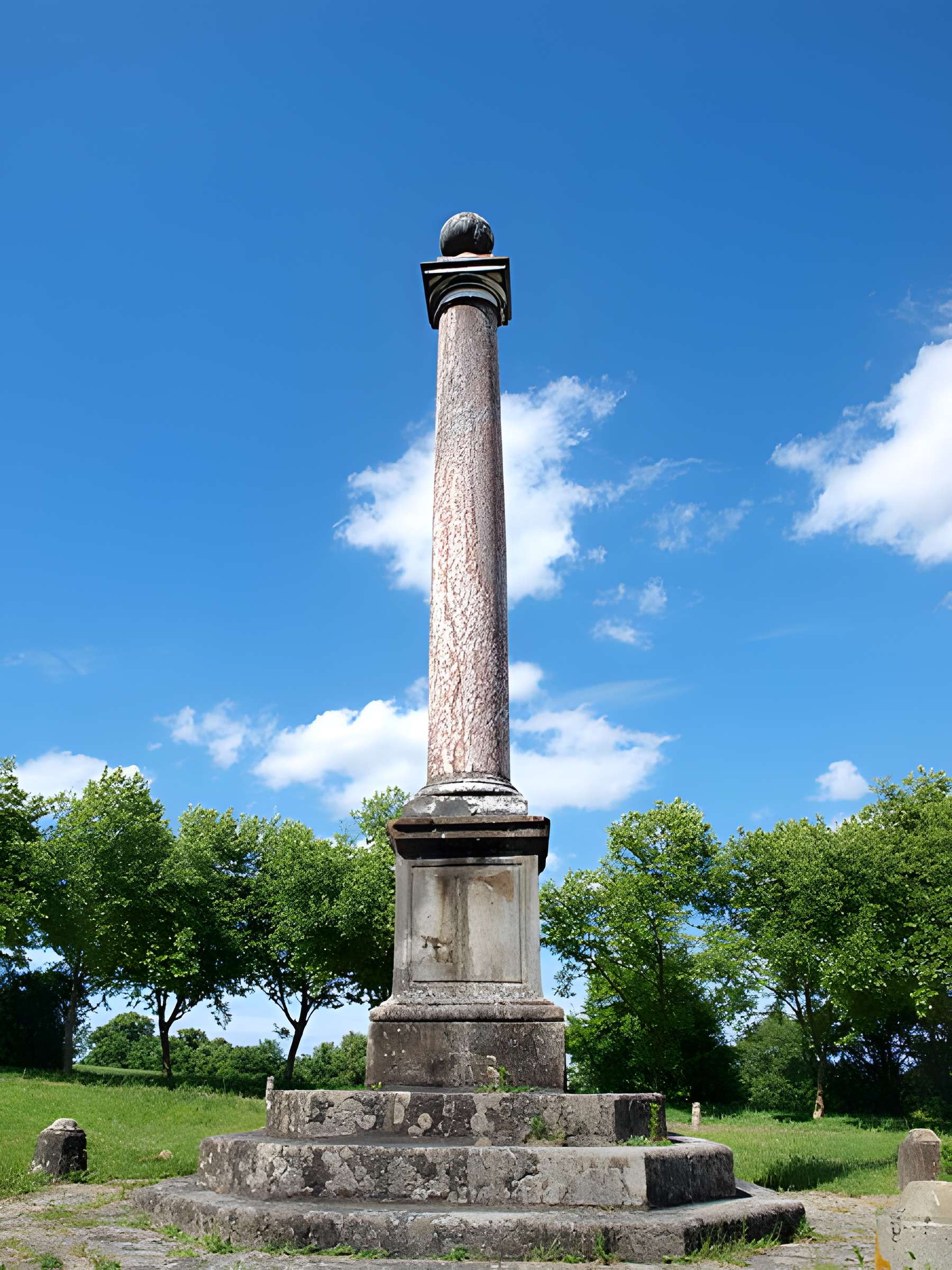 Colonne érigée en souvenir de la première rencontre de Louis XV et Marie Leczinska le 4 septembre 1725