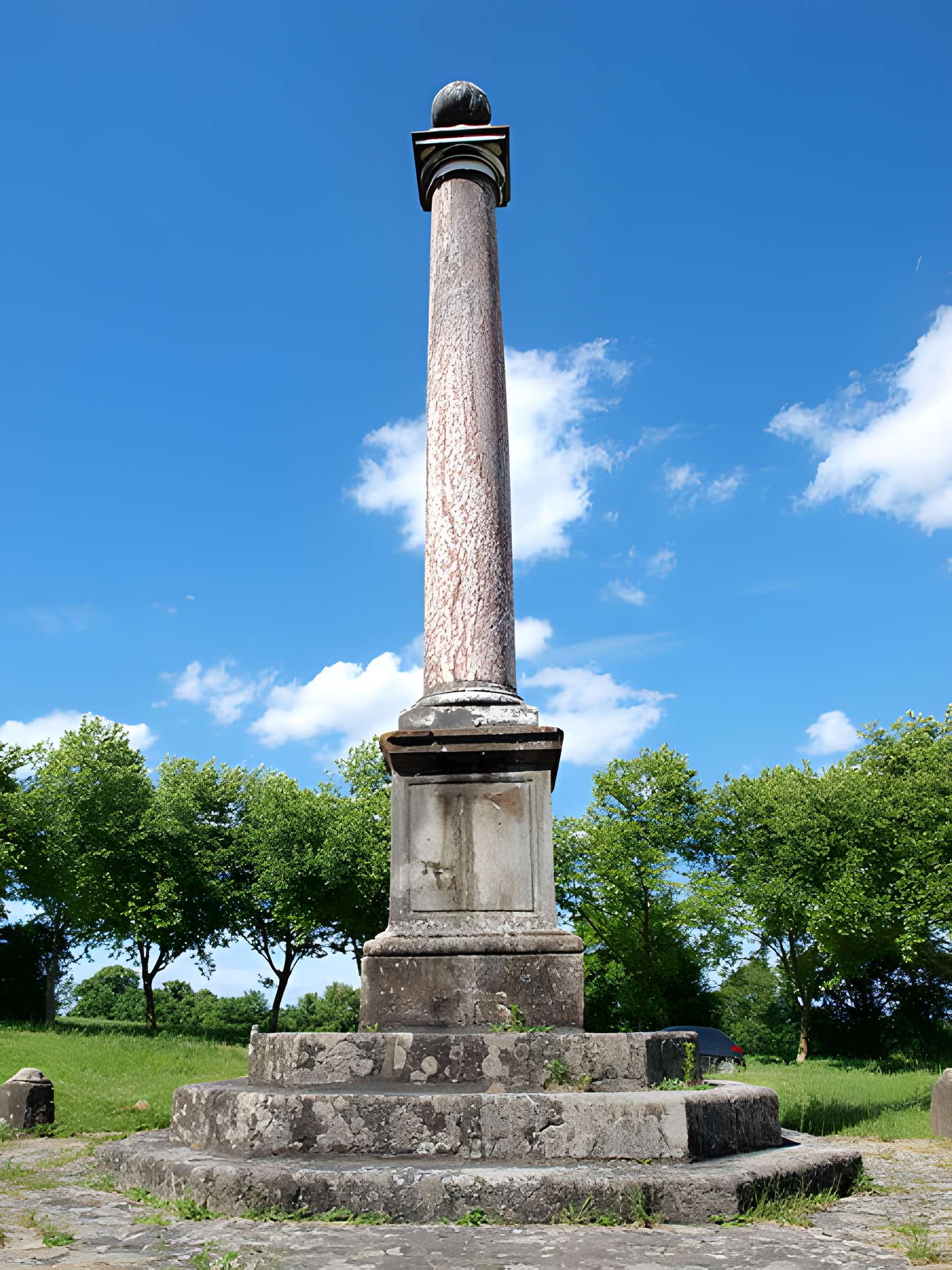 Colonne érigée en souvenir de la première rencontre de Louis XV et Marie Leczinska le 4 septembre 1725