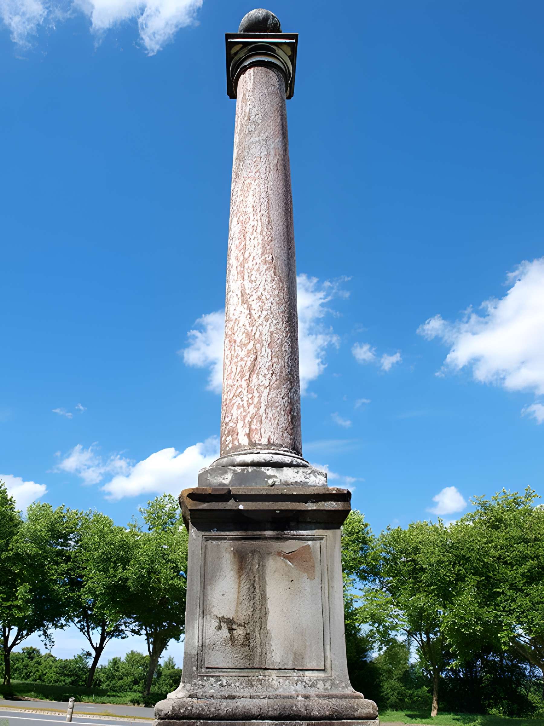 Colonne érigée en souvenir de la première rencontre de Louis XV et Marie Leczinska le 4 septembre 1725