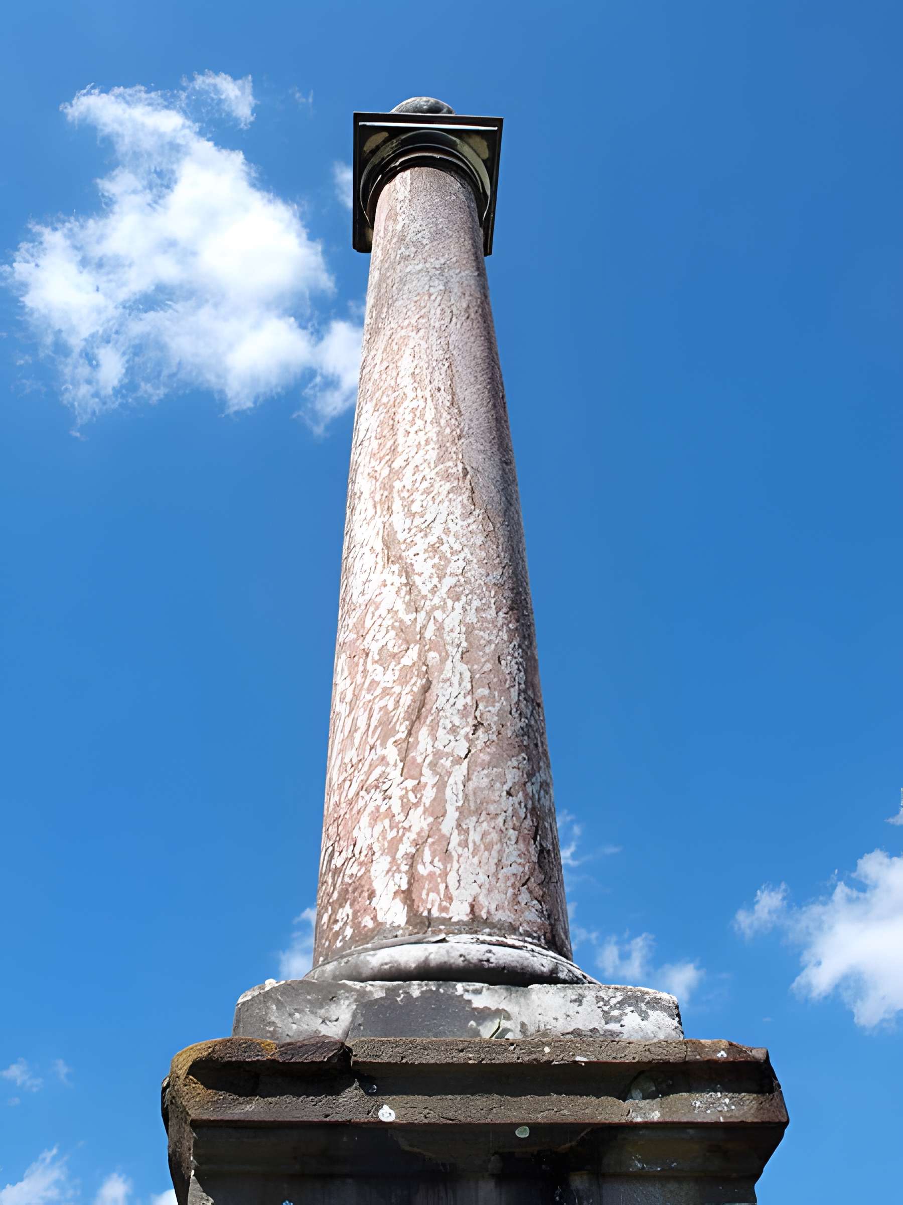 Colonne érigée en souvenir de la première rencontre de Louis XV et Marie Leczinska le 4 septembre 1725