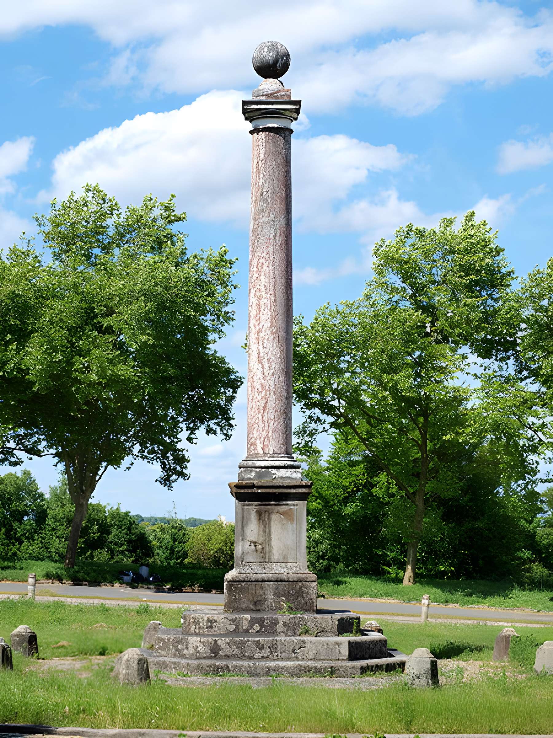 Colonne érigée en souvenir de la première rencontre de Louis XV et Marie Leczinska le 4 septembre 1725