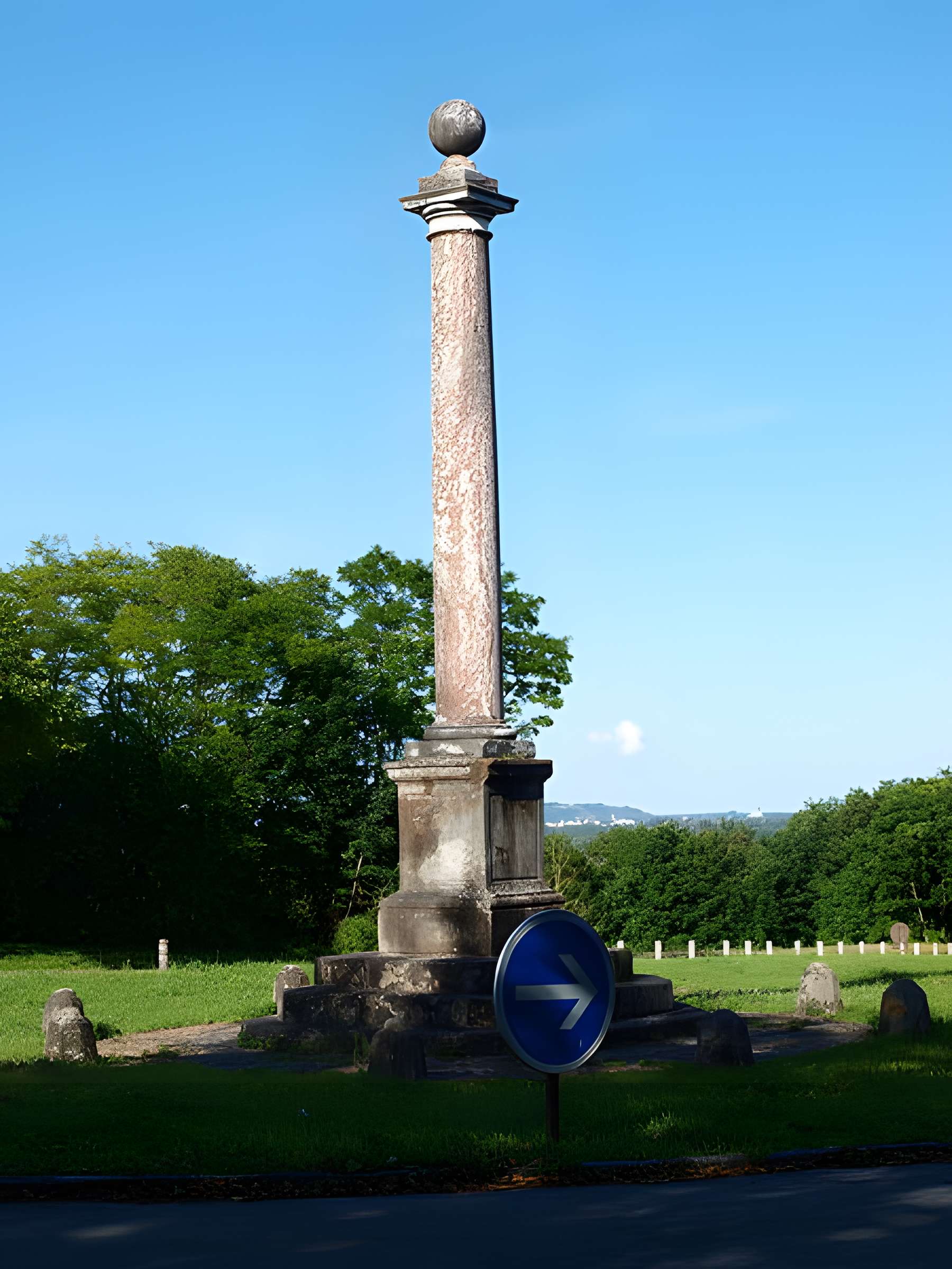 Colonne érigée en souvenir de la première rencontre de Louis XV et Marie Leczinska le 4 septembre 1725