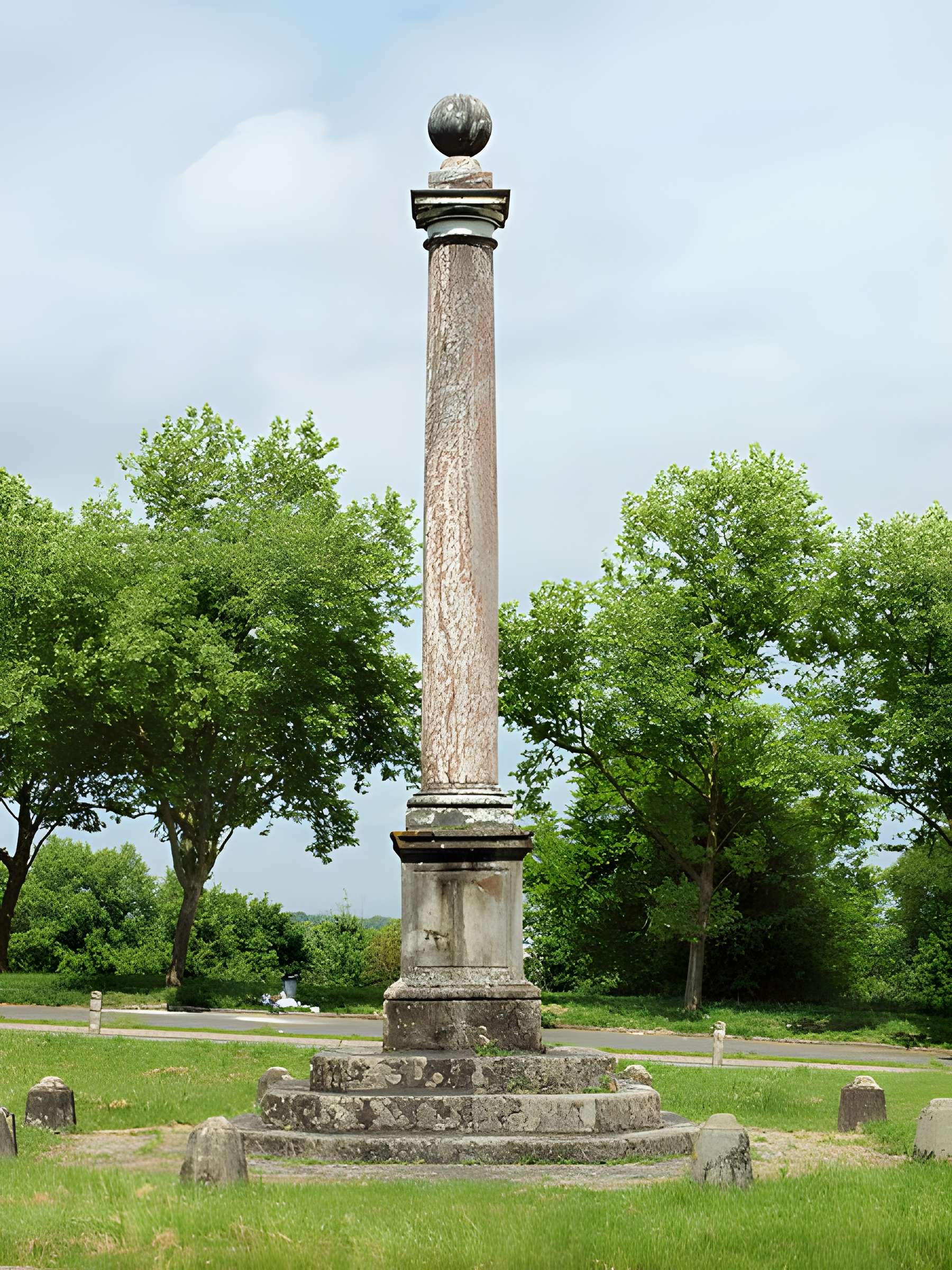 Colonne érigée en souvenir de la première rencontre de Louis XV et Marie Leczinska le 4 septembre 1725