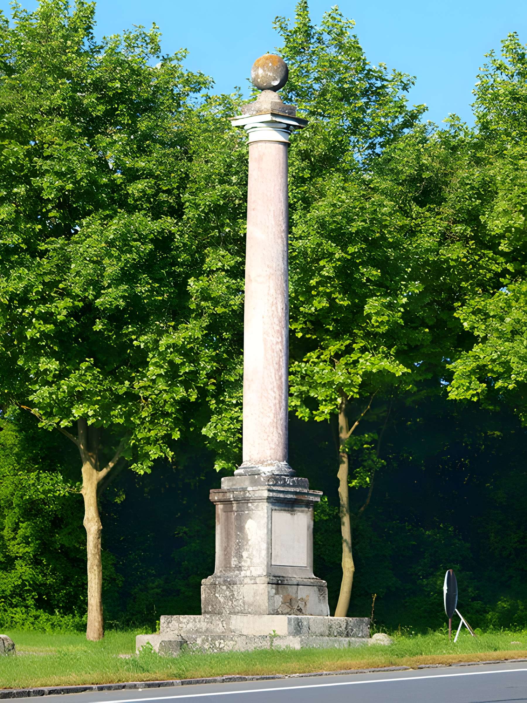 Colonne érigée en souvenir de la première rencontre de Louis XV et Marie Leczinska le 4 septembre 1725