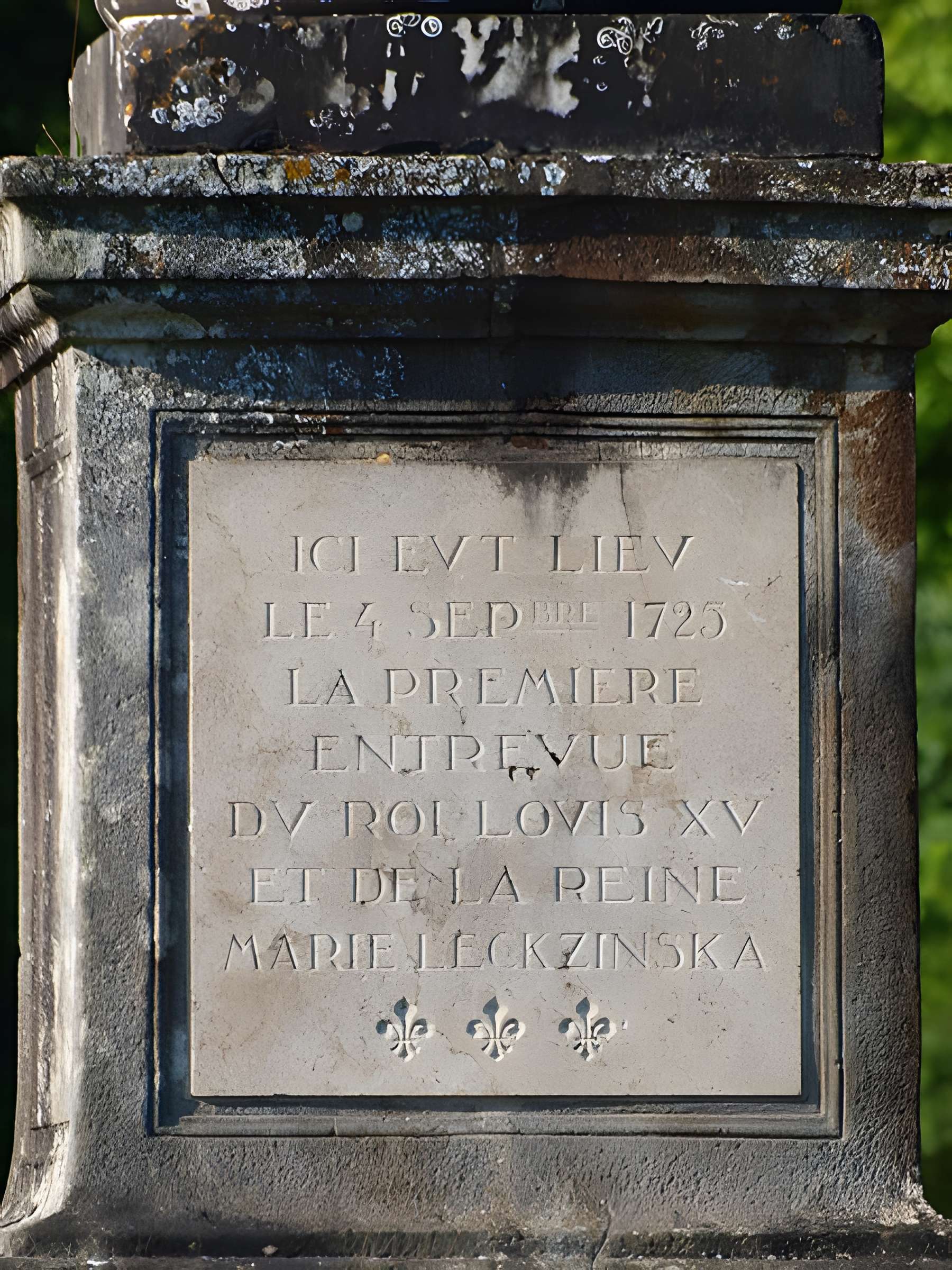 Colonne érigée en souvenir de la première rencontre de Louis XV et Marie Leczinska le 4 septembre 1725