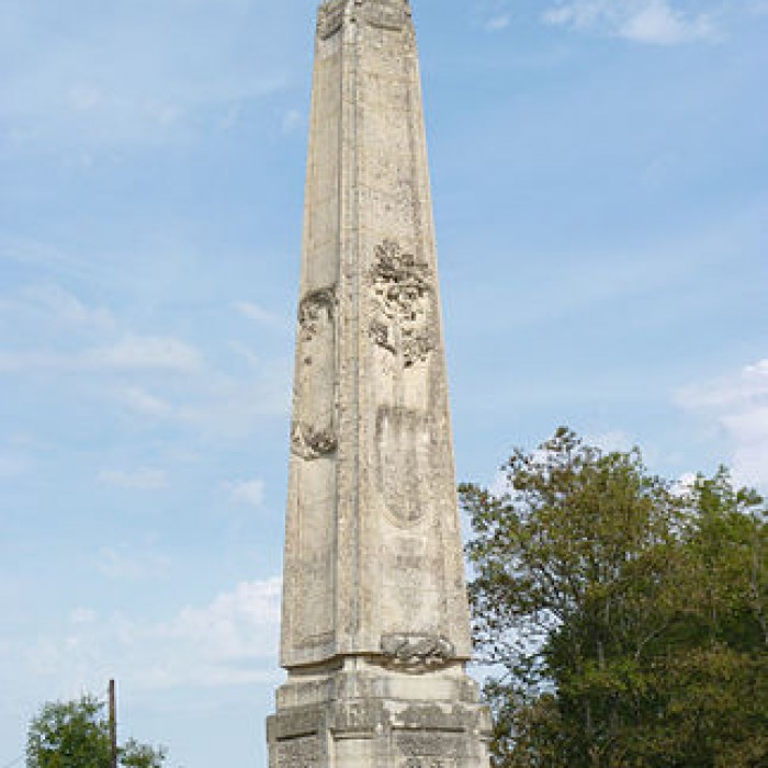 Photo de Obélisque dit Obélisque de Villeneuve-le-Comte, située dans la forêt de Crècy également sur communes de Villeneuve-le-Comte et Dammartin-sur-Tigeaux