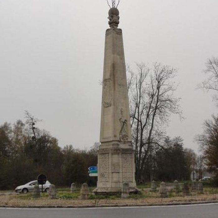Photo de Obélisque dit Obélisque de Villeneuve-le-Comte, située dans la forêt de Crècy également sur communes de Villeneuve-le-Comte et Dammartin-sur-Tigeaux