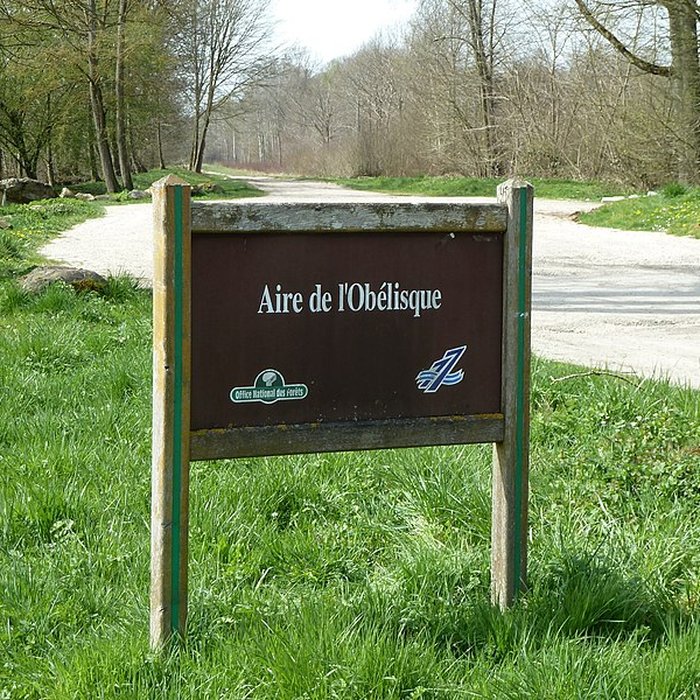 Photo de Obélisque dit Obélisque de Villeneuve-le-Comte, située dans la forêt de Crècy également sur communes de Villeneuve-le-Comte et Dammartin-sur-Tigeaux