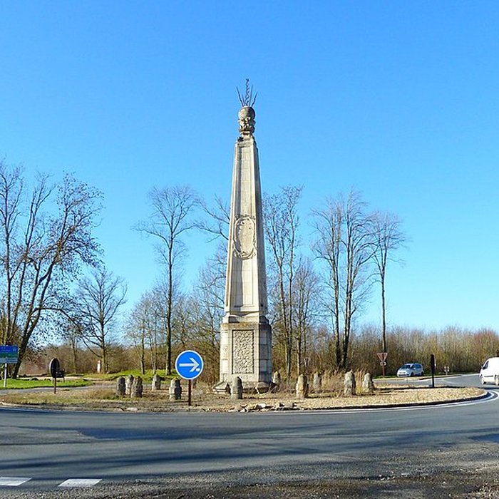 Photo de Obélisque dit Obélisque de Villeneuve-le-Comte, située dans la forêt de Crècy également sur communes de Villeneuve-le-Comte et Dammartin-sur-Tigeaux