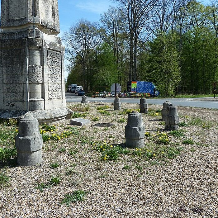 Photo de Obélisque dit Obélisque de Villeneuve-le-Comte, située dans la forêt de Crècy également sur communes de Villeneuve-le-Comte et Dammartin-sur-Tigeaux