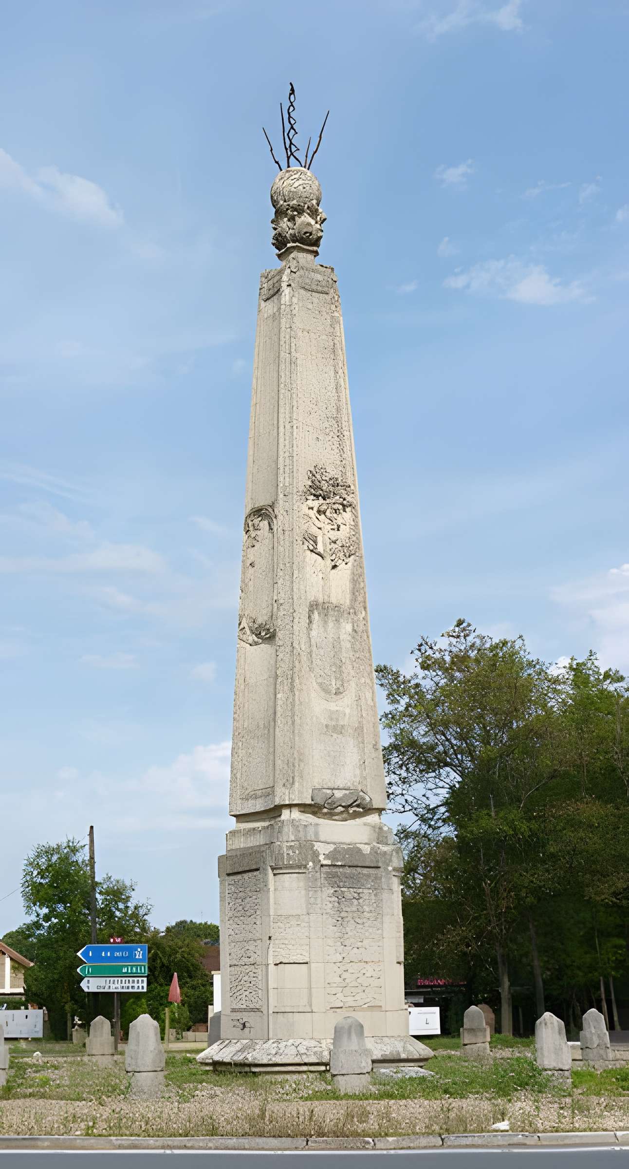 Obélisque dit Obélisque de Villeneuve-le-Comte 