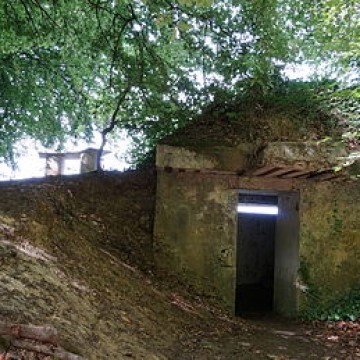 Observatoire du Mont Sinaï à Verzy : Labri bétonné de lobservatoire.