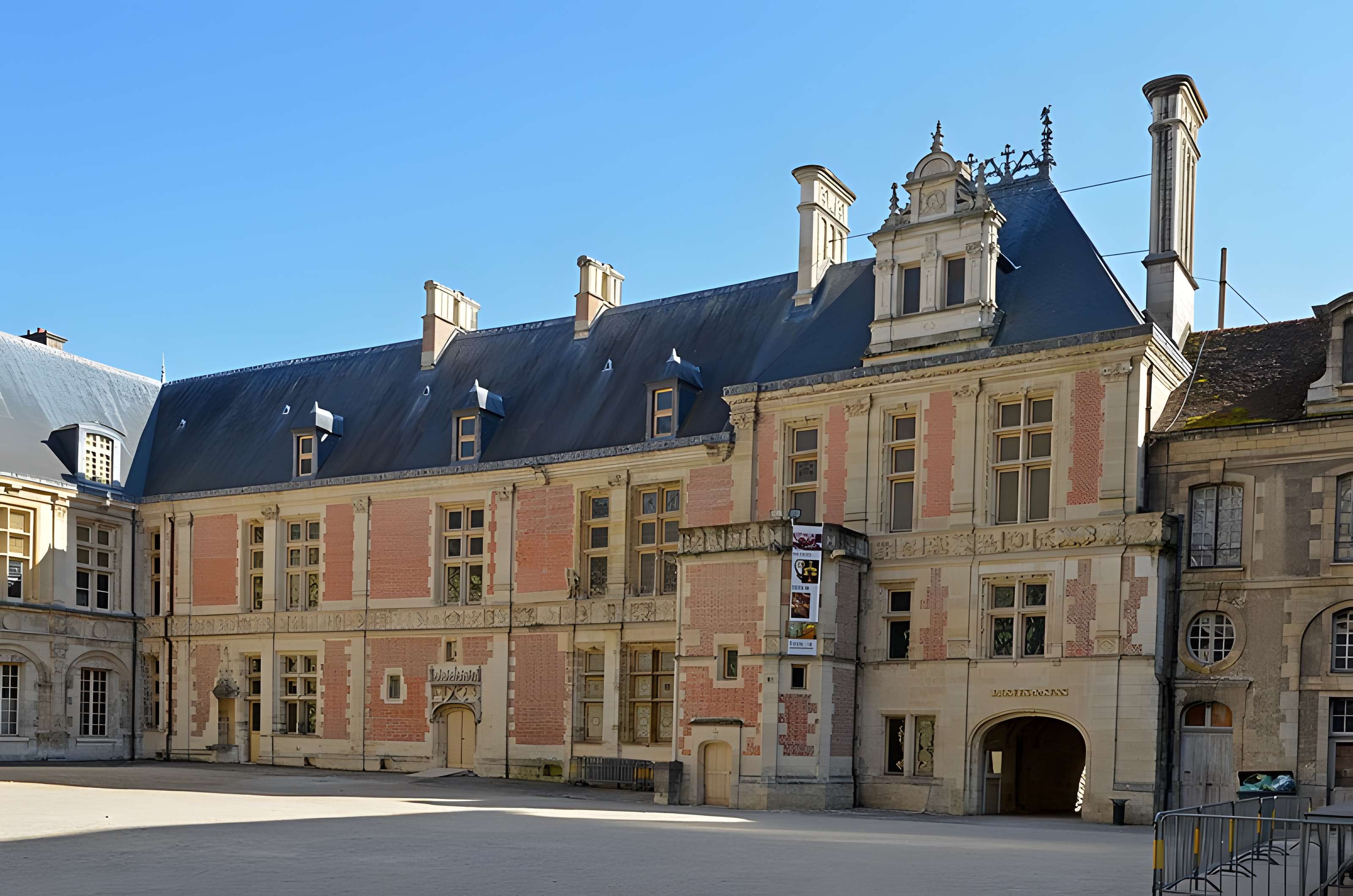 Palais archiépiscopal de Sens