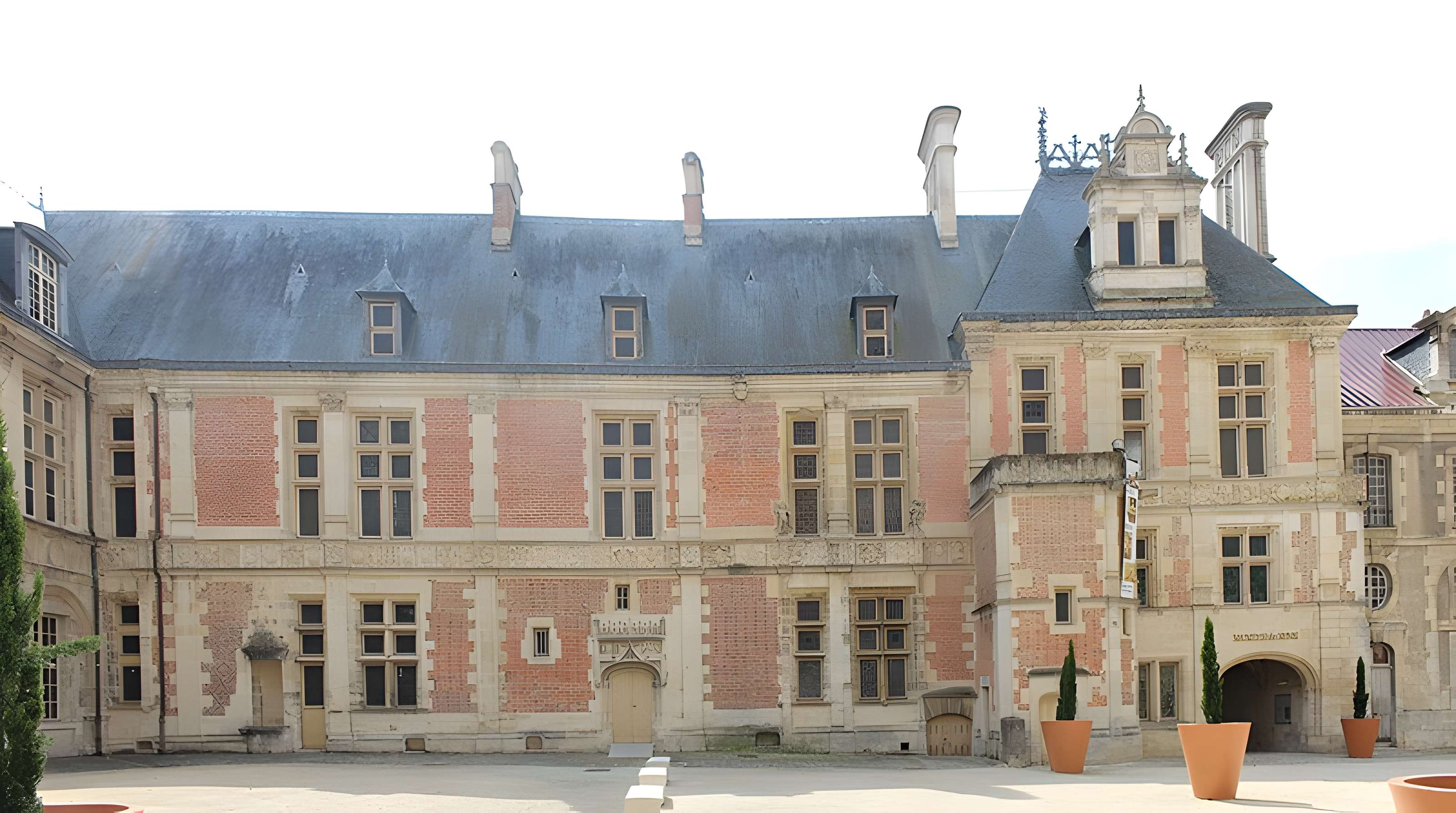 Palais archiépiscopal de Sens