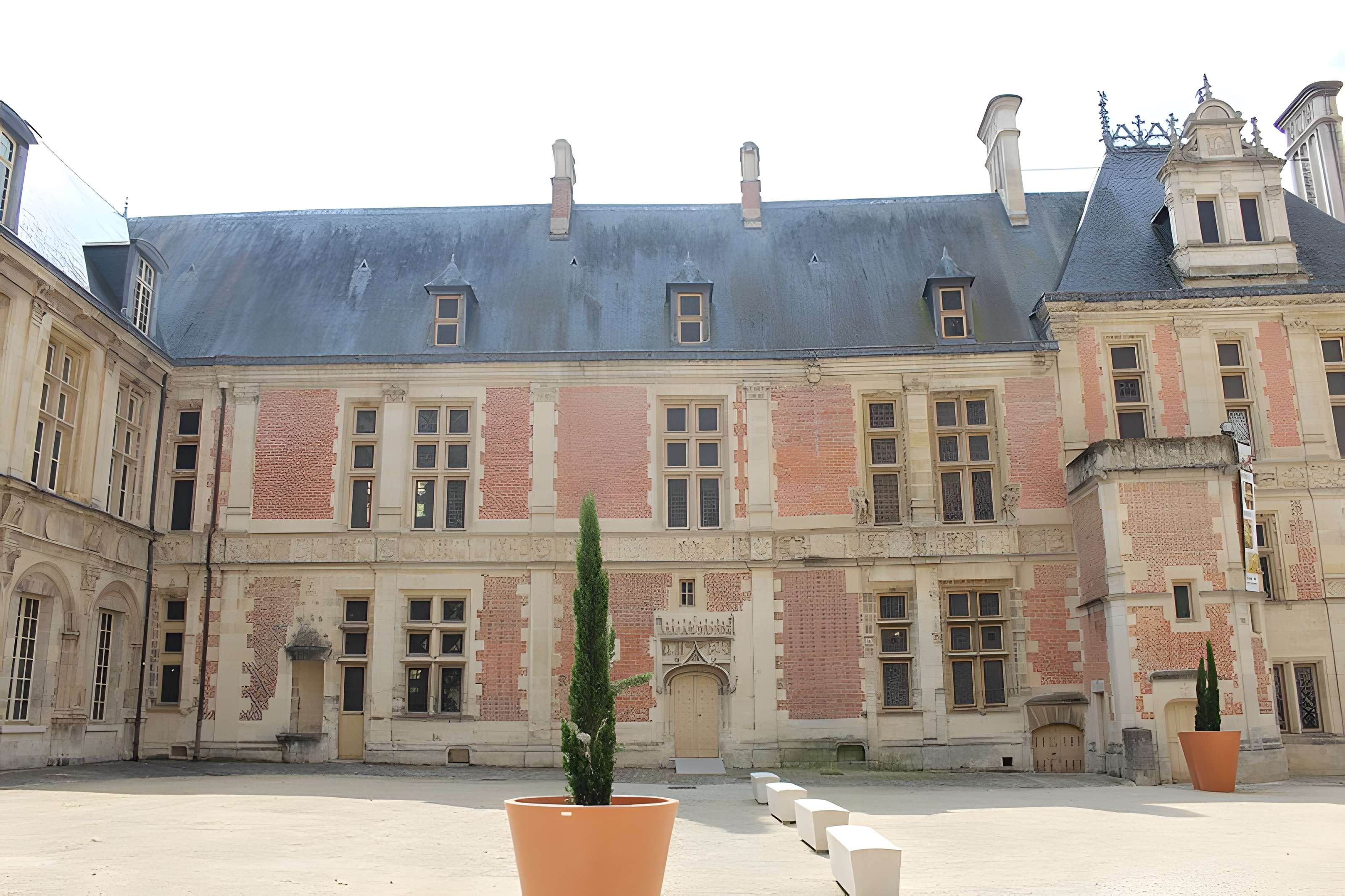 Palais archiépiscopal de Sens