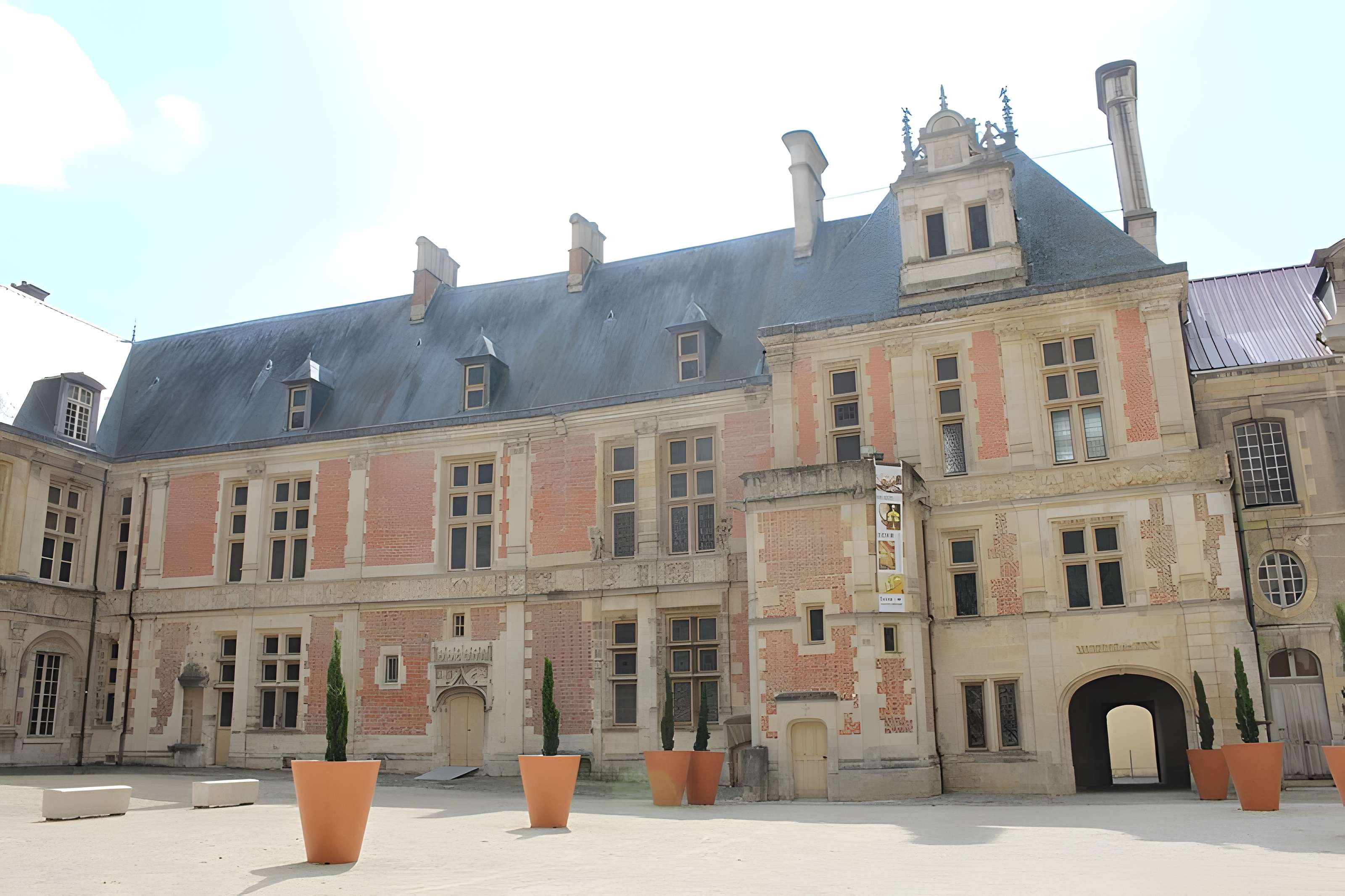 Palais archiépiscopal de Sens