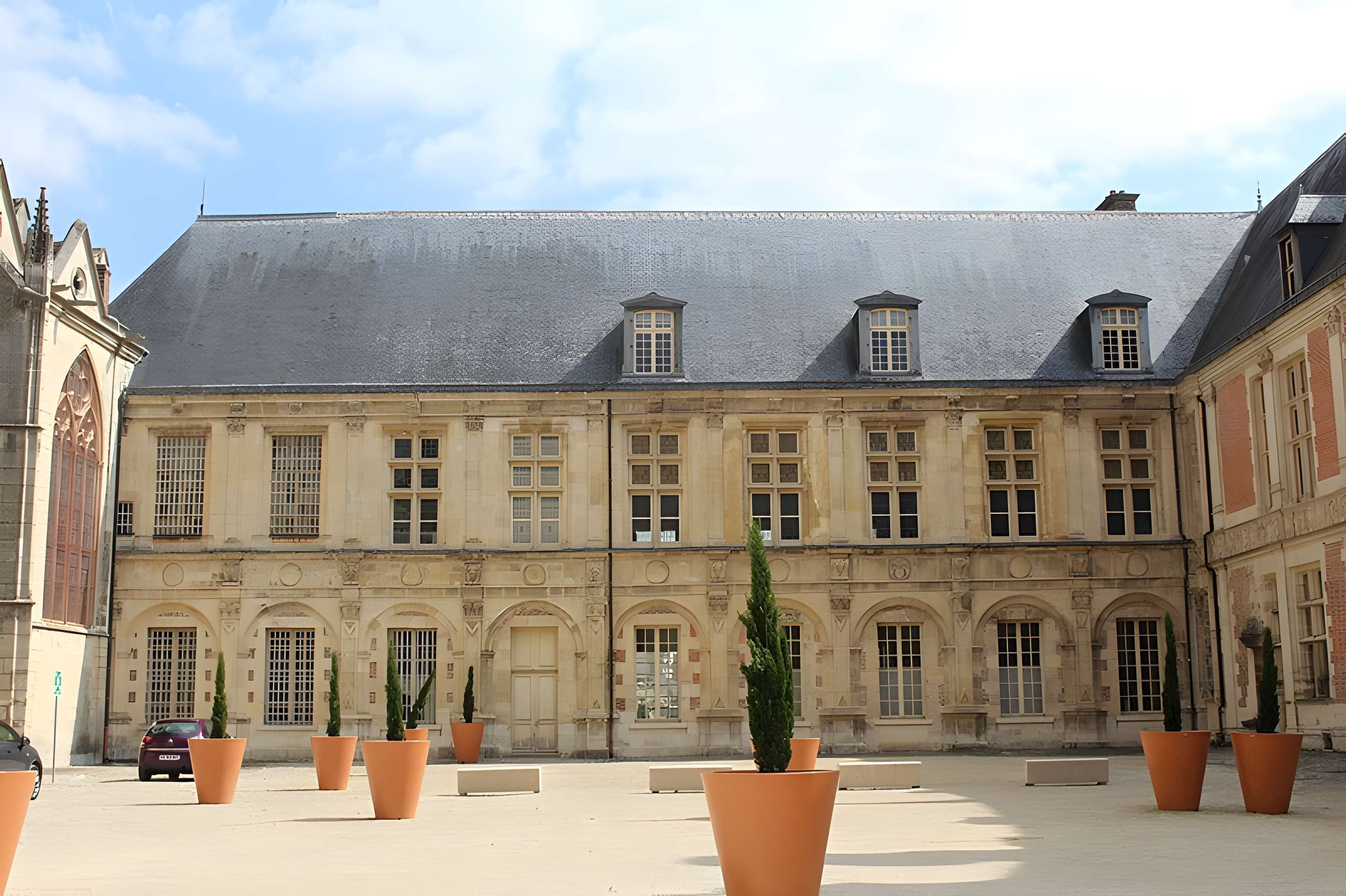 Palais archiépiscopal de Sens