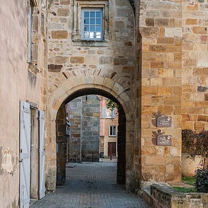 Photo de Palais des comtes dAuvergne de Vic-le-Comte