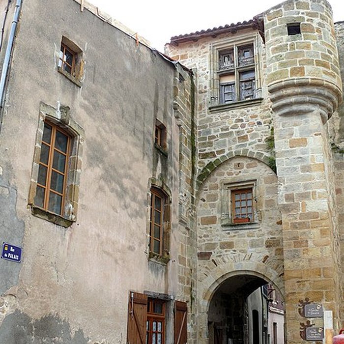 Photo de Palais des comtes dAuvergne de Vic-le-Comte