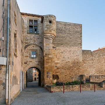 Palais des comtes dAuvergne de Vic-le-Comte