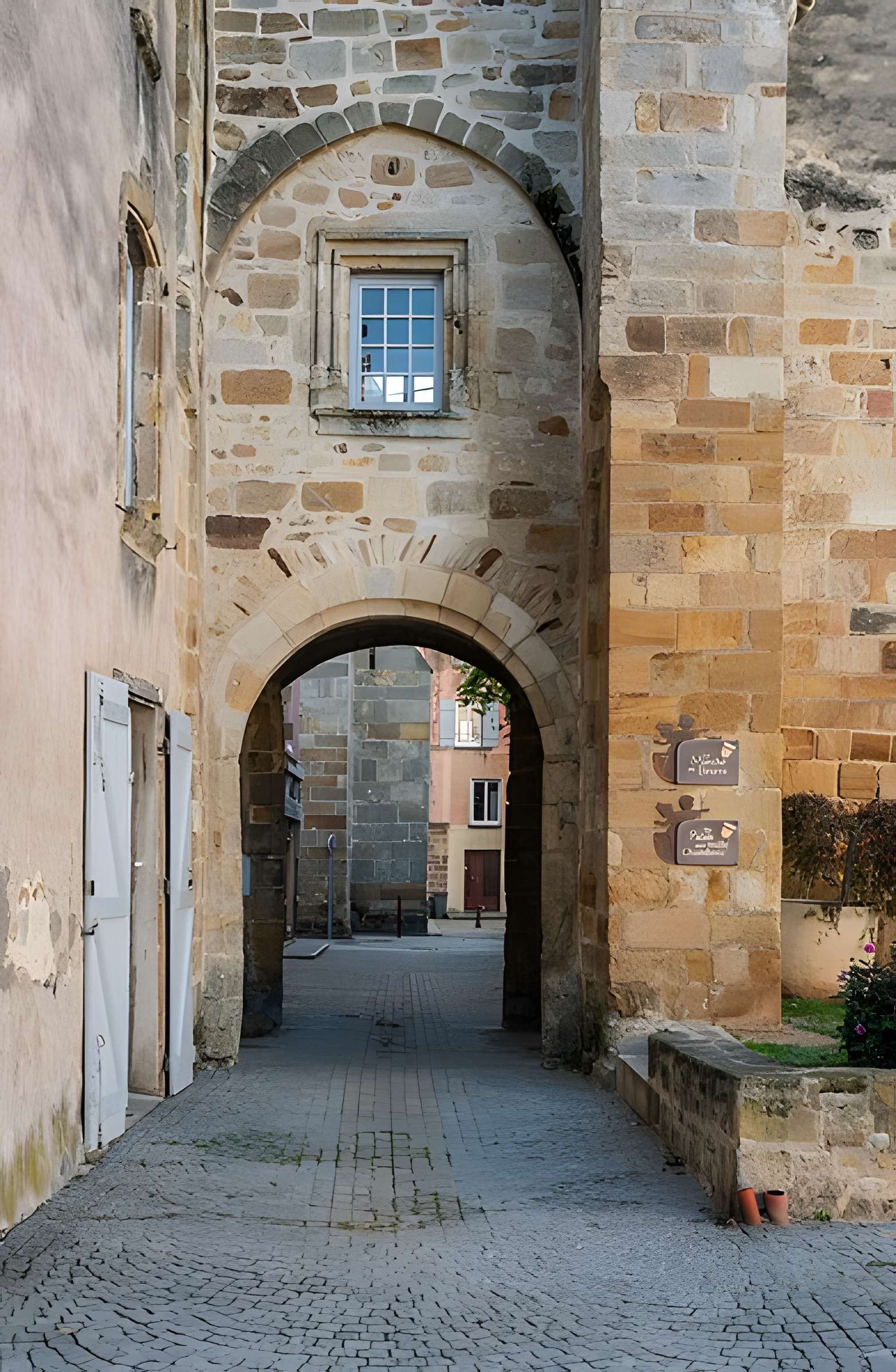 Palais des comtes d'Auvergne de Vic-le-Comte