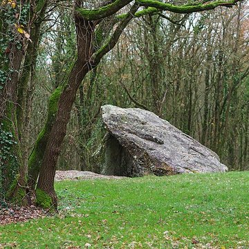 Dolmen dit Les Palets-de-Gargantua à Charnizay
