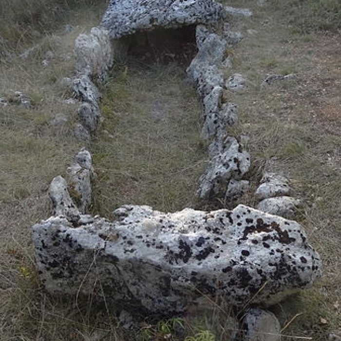 Photo de Parcelle contenant des tumuli et deux menhirs à Averdon