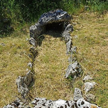 Parcelle contenant des tumuli et deux menhirs à Averdon