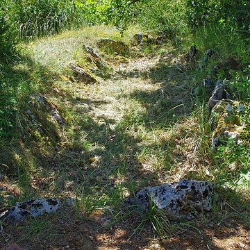 Parcelle contenant des tumuli et deux menhirs à Averdon