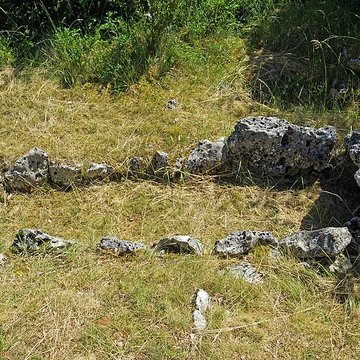 Parcelle contenant des tumuli et deux menhirs à Averdon