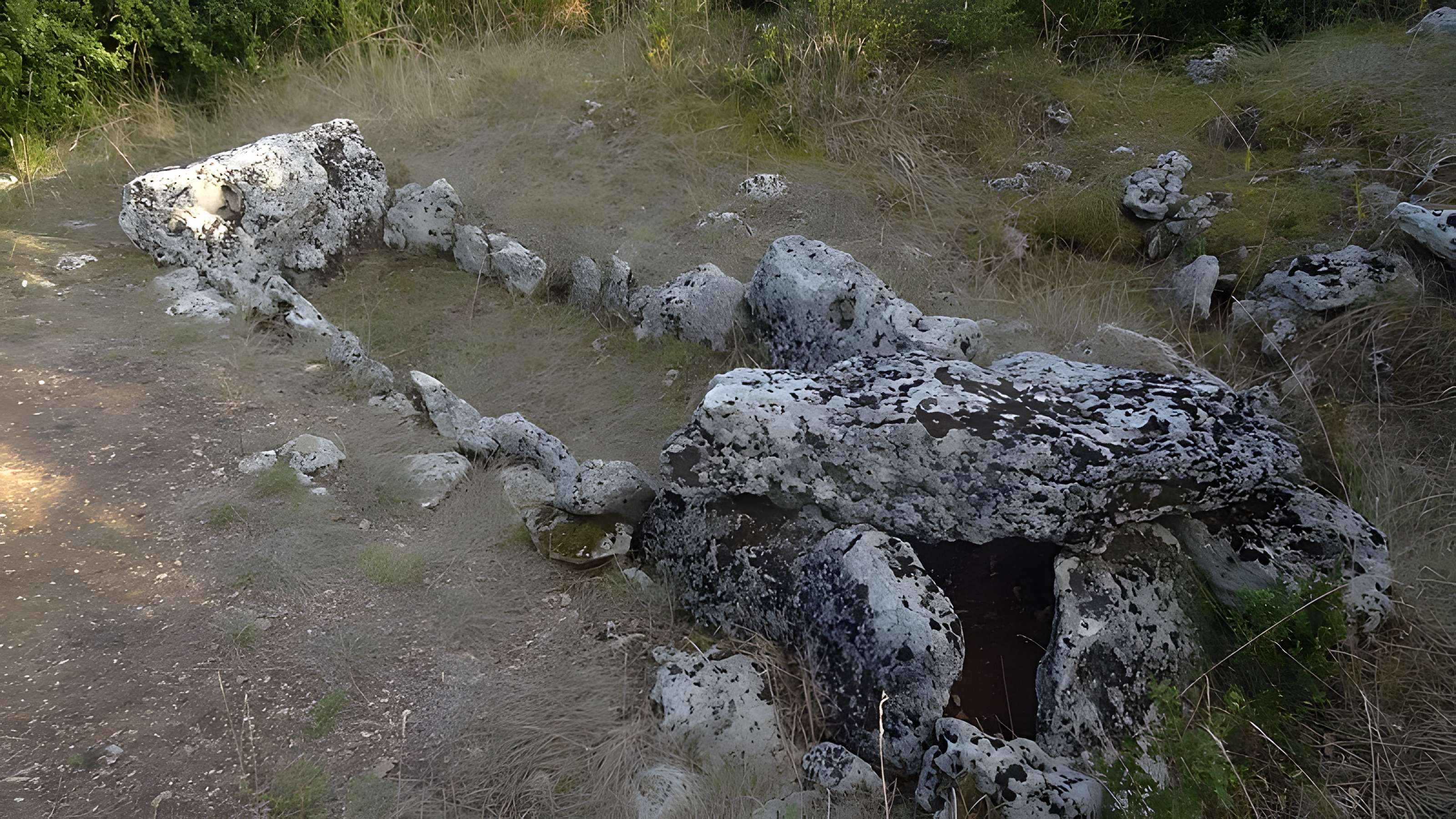 Parcelle contenant des tumuli et deux menhirs à Averdon