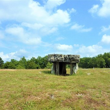 Dolmen dit Peyrelevade, autrefois sur parcelle B 4 de la commune de Roussayrolles