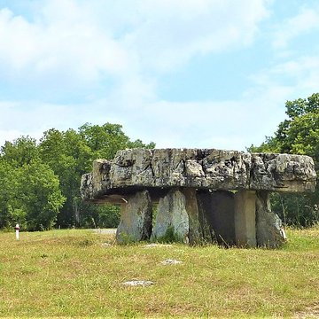 Dolmen dit Peyrelevade, autrefois sur parcelle B 4 de la commune de Roussayrolles