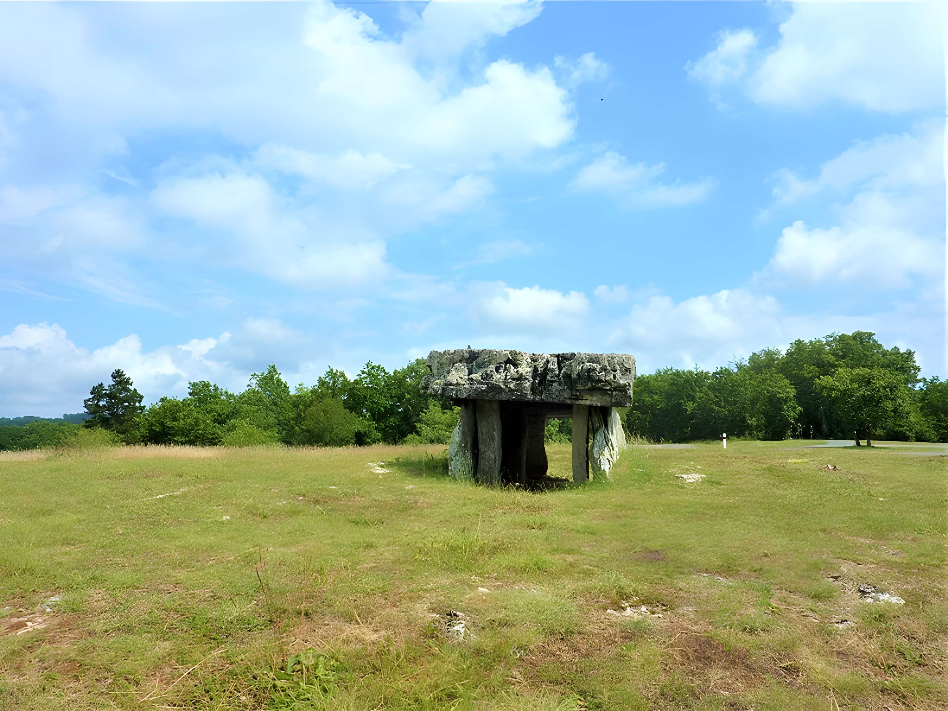 Dolmen dit Peyrelevade, autrefois sur parcelle B 4 de la commune de Roussayrolles