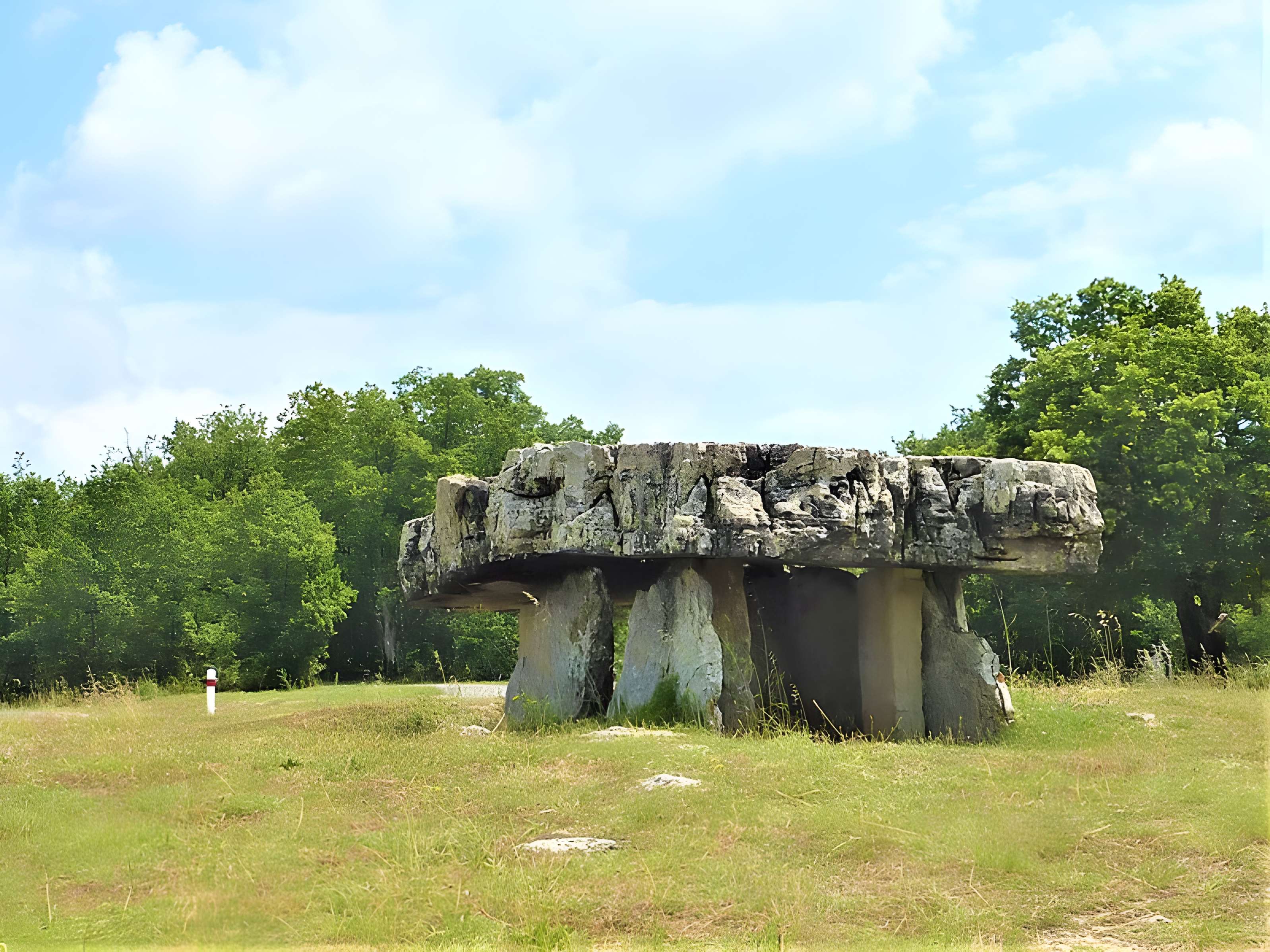 Dolmen dit Peyrelevade, autrefois sur parcelle B 4 de la commune de Roussayrolles