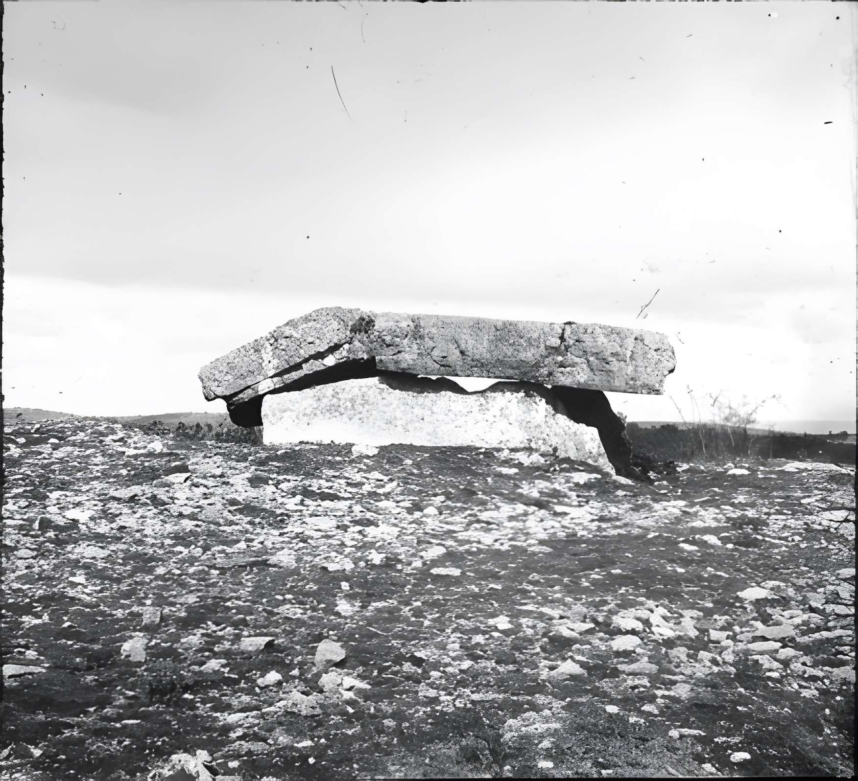 Dolmen dit Peyrelevade, autrefois sur parcelle B 4 de la commune de Roussayrolles