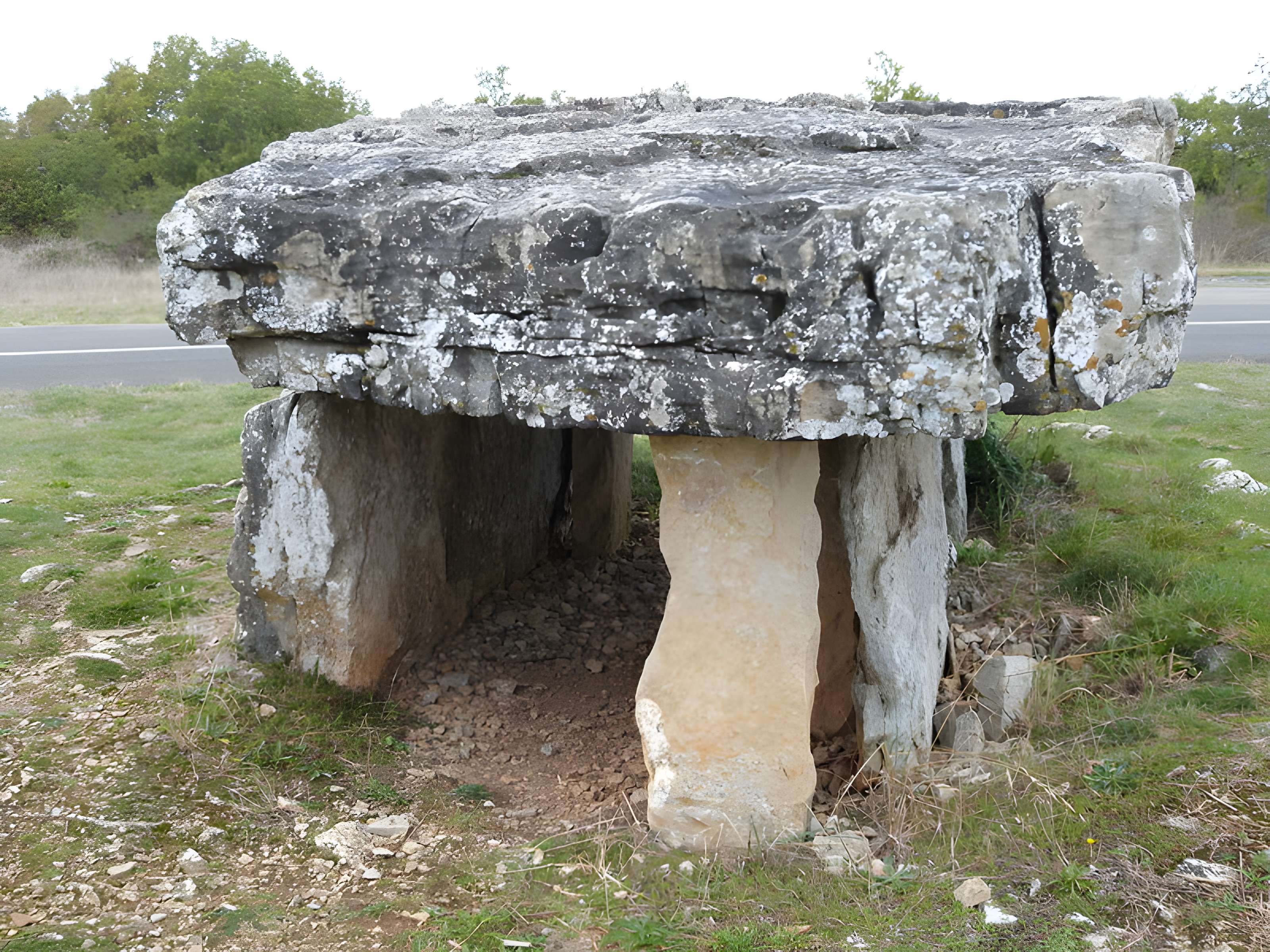 Dolmen dit Peyrelevade, autrefois sur parcelle B 4 de la commune de Roussayrolles