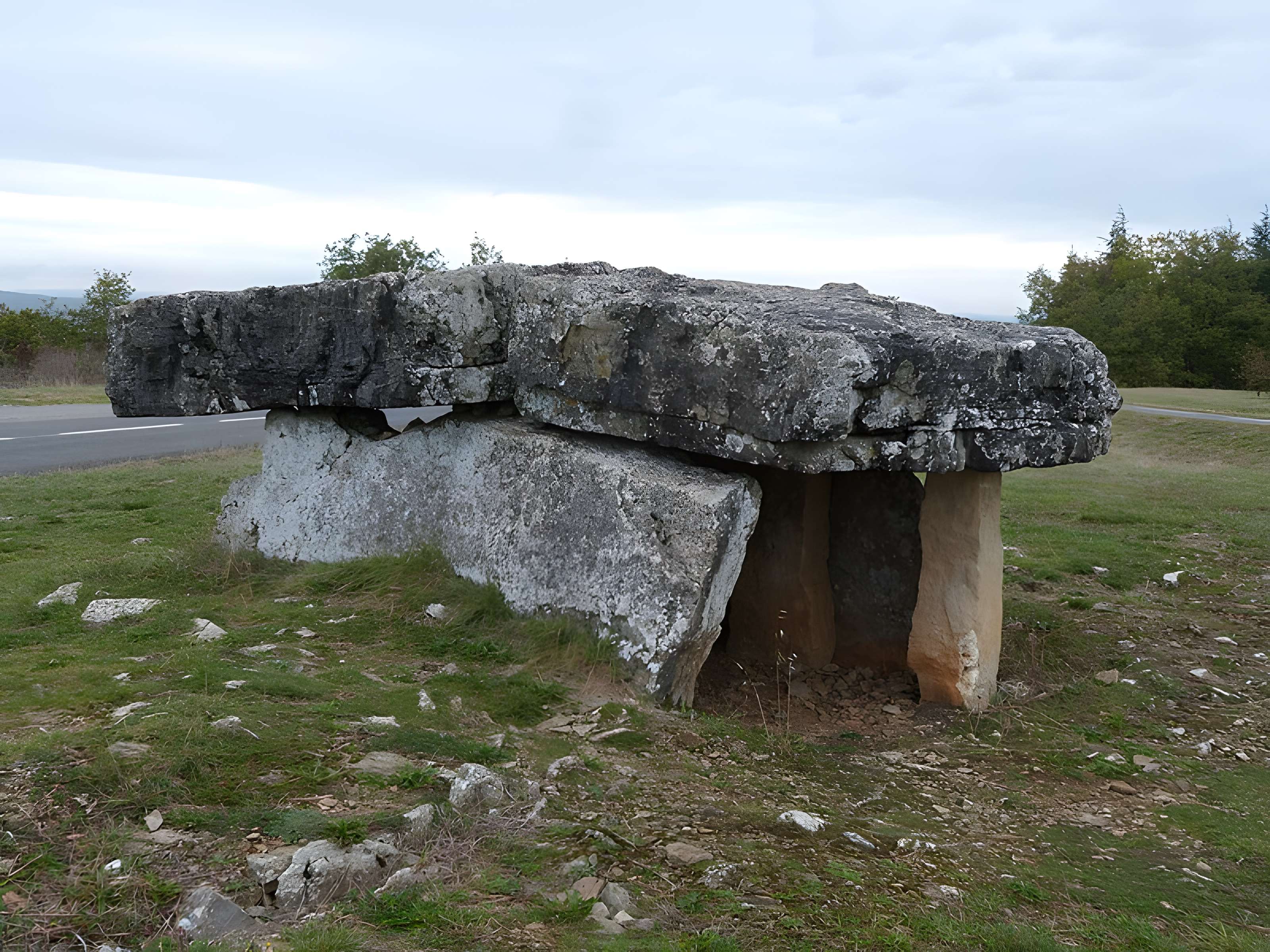 Dolmen dit Peyrelevade, autrefois sur parcelle B 4 de la commune de Roussayrolles