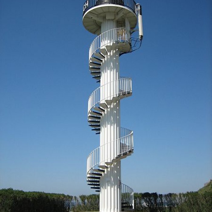 Photo de Phare de la pointe dAlprech, situé au bout de la rue du Cap