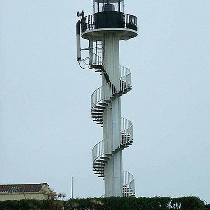 Photo de Phare de la pointe dAlprech, situé au bout de la rue du Cap