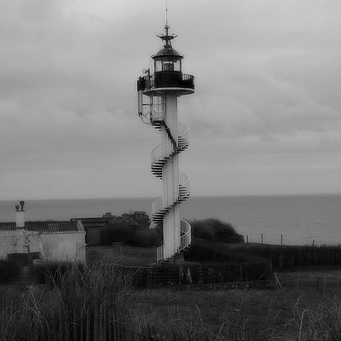 Photo de Phare de la pointe dAlprech, situé au bout de la rue du Cap