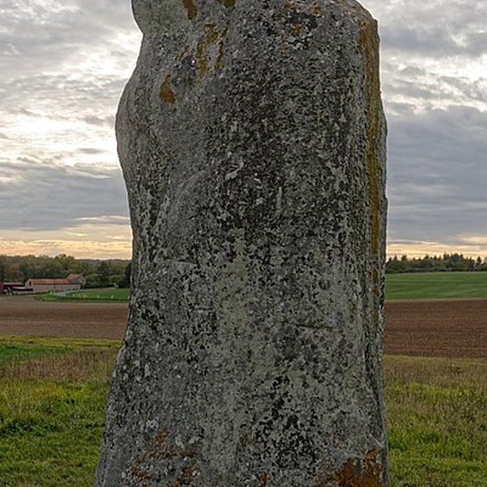 Photo de Menhir dit la Pierre-aux-Couteaux