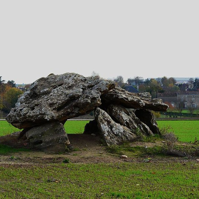 Photo de Pierre Levée de Neuville-de-Poitou